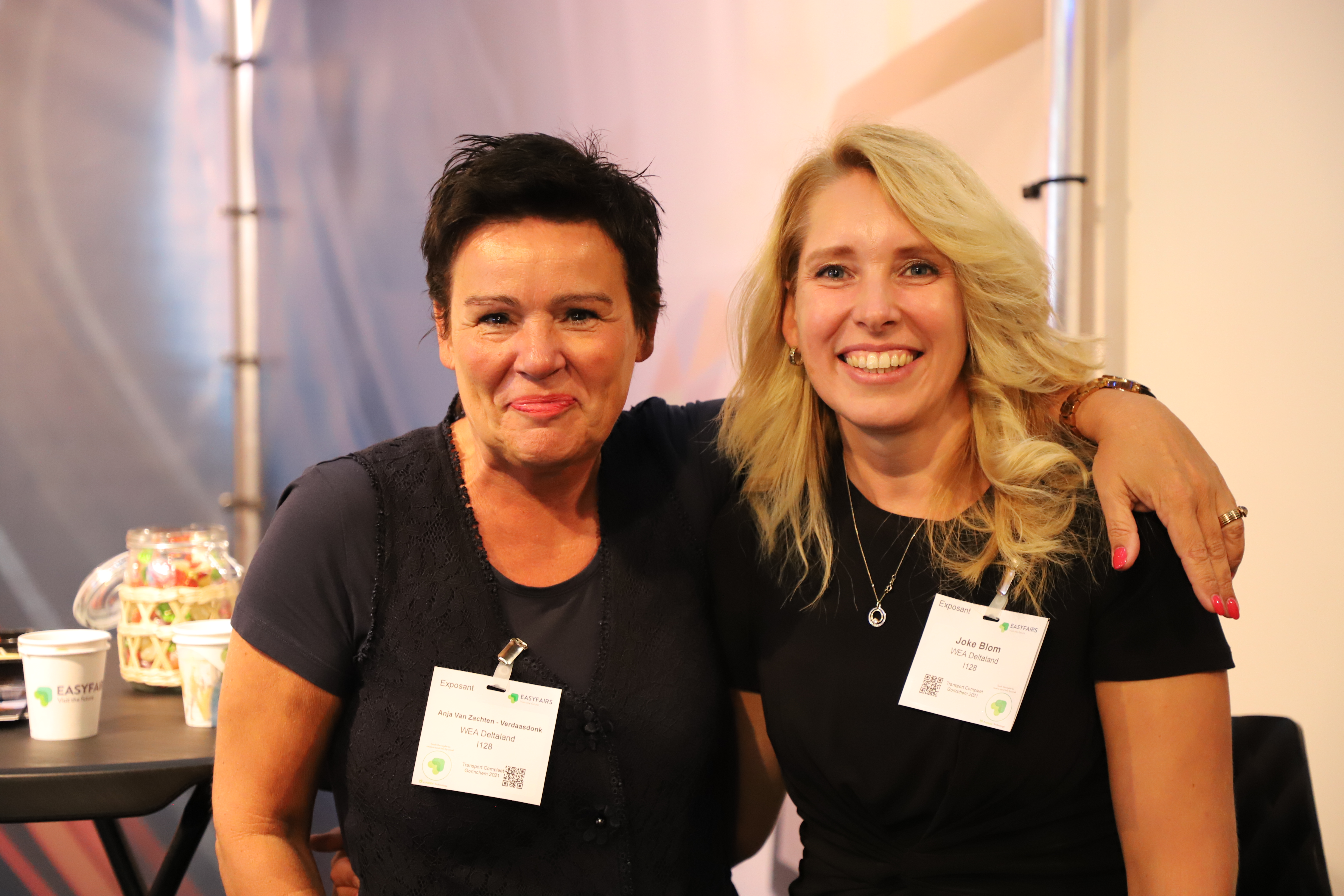 Anja van Zachten (l.) en Joke Blom (r.) stonden tijdens de drie beursdagen op de stand van WEA Deltaland (Accountants / Adviseurs).