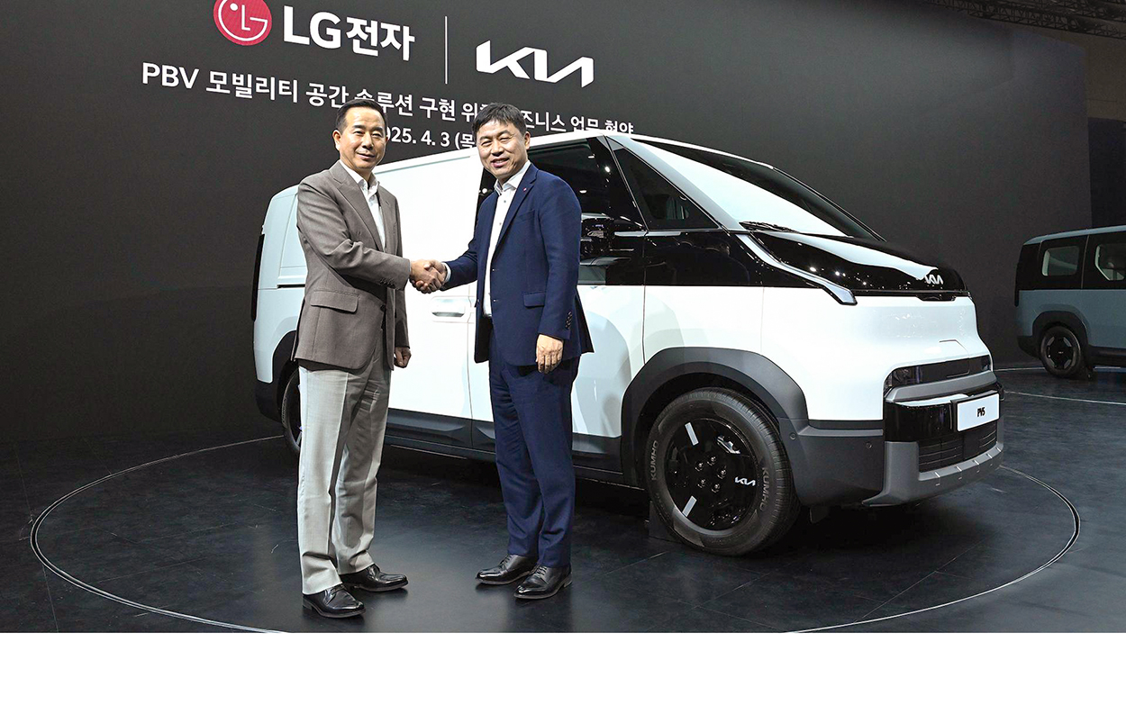 Bij de ondertekeningsceremonie waren onder meer Won-Jeong Jeong, Executive Vice President en Head of Korea Business Division bij Kia (links) en Lyu Jae-cheol, president van LG Home Appliance Solution Company, aanwezig.