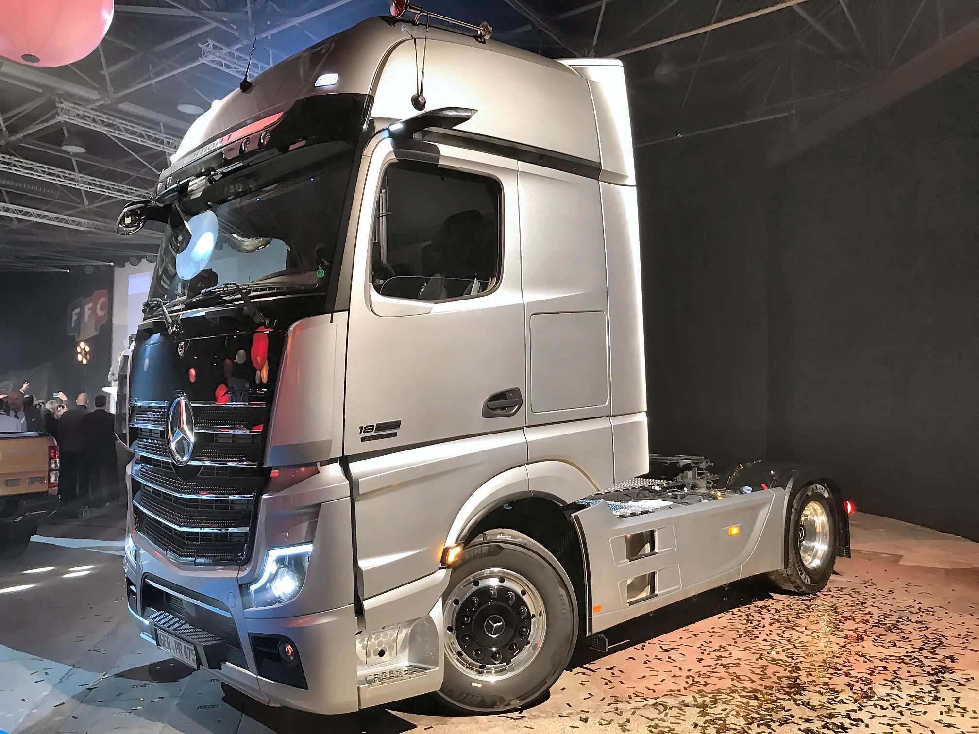 Links de prijswinnaar: de Mercedes-Benz Actros zesde generatie